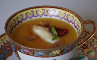 Sopa fría de mango, jengibre y miel de Montaña Gran Reserva, con yogurt Griego